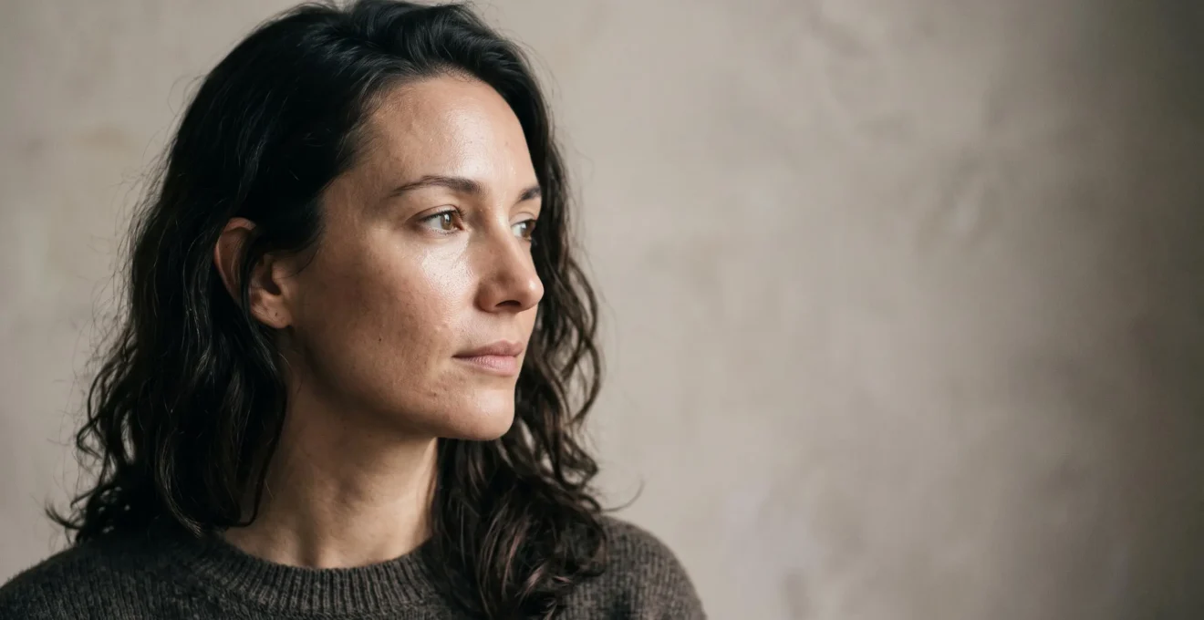 Portrait éditorial d'une peau saine et apaisée illustrant l'équilibre immunitaire cutané