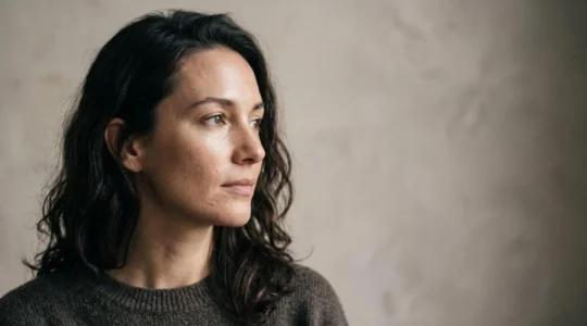 Portrait éditorial d'une peau saine et apaisée illustrant l'équilibre immunitaire cutané