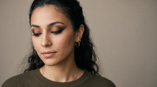Portrait beauté d'une femme avec un maquillage soft glam et fox eye adapté à la forme de son visage, regard sublimé en lumière naturelle