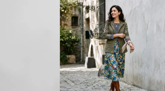 Silhouette elegante melangeant rayures, pois et imprime fleuri dans une tenue harmonieuse