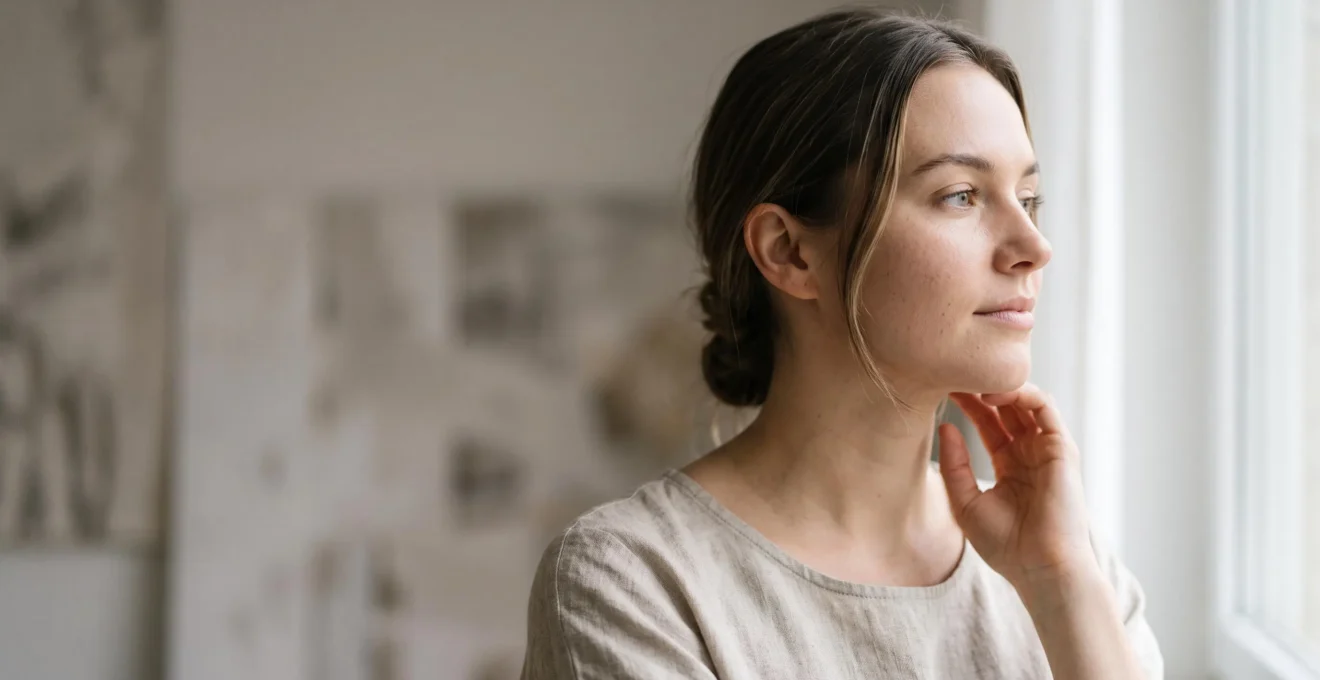 Portrait éditorial symbolisant l'équilibre intérieur retrouvé face à l'acné kystique récurrente