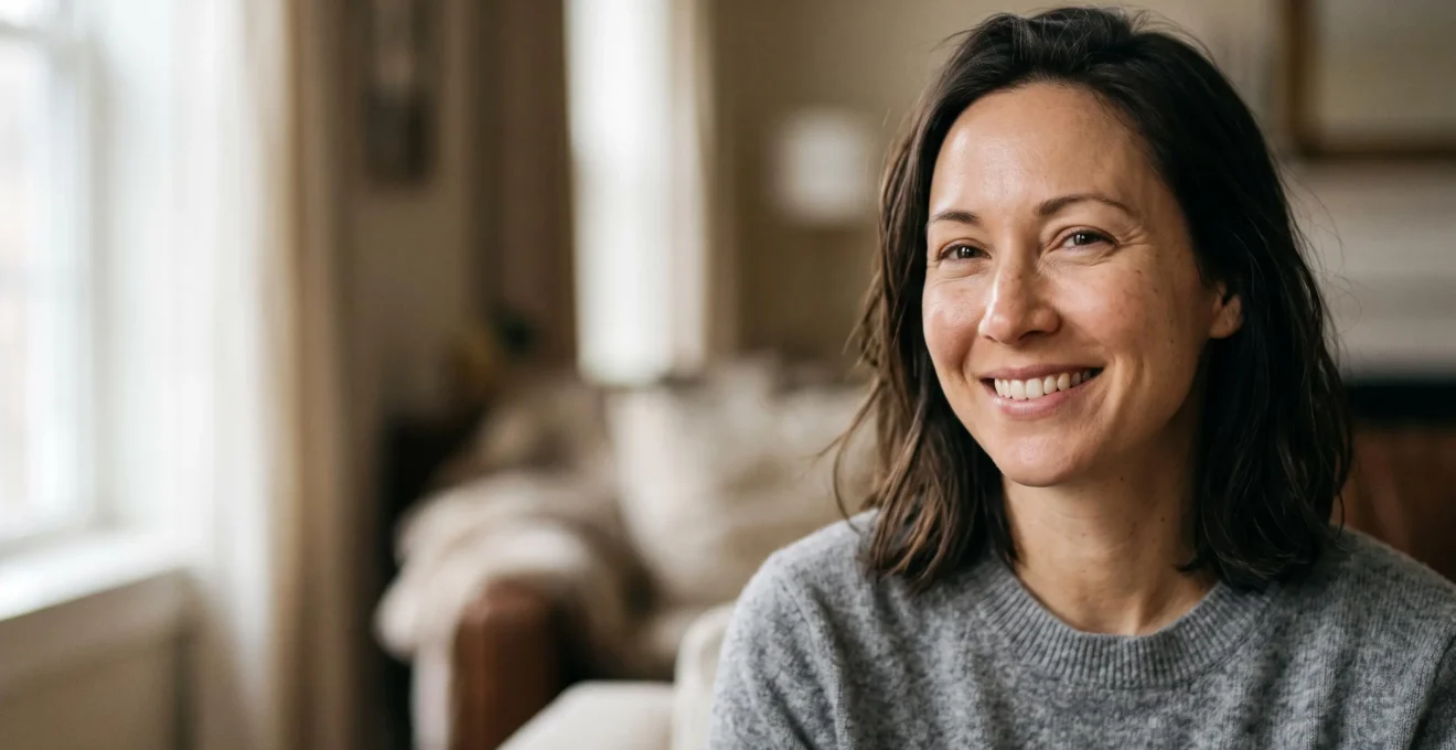 Portrait éditorial d'une femme au teint lumineux et naturel, sans maquillage ni retouche